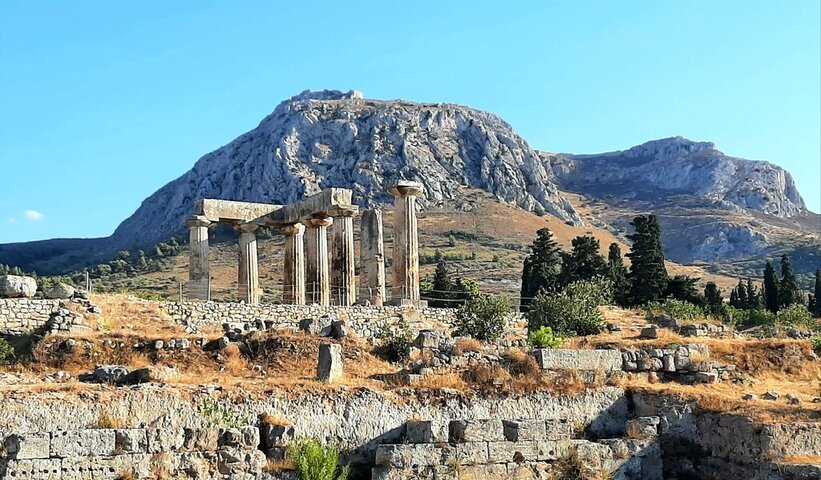 The Doric columns of the temple of Apollon in ancient Corinth, Greece. 2.jpg